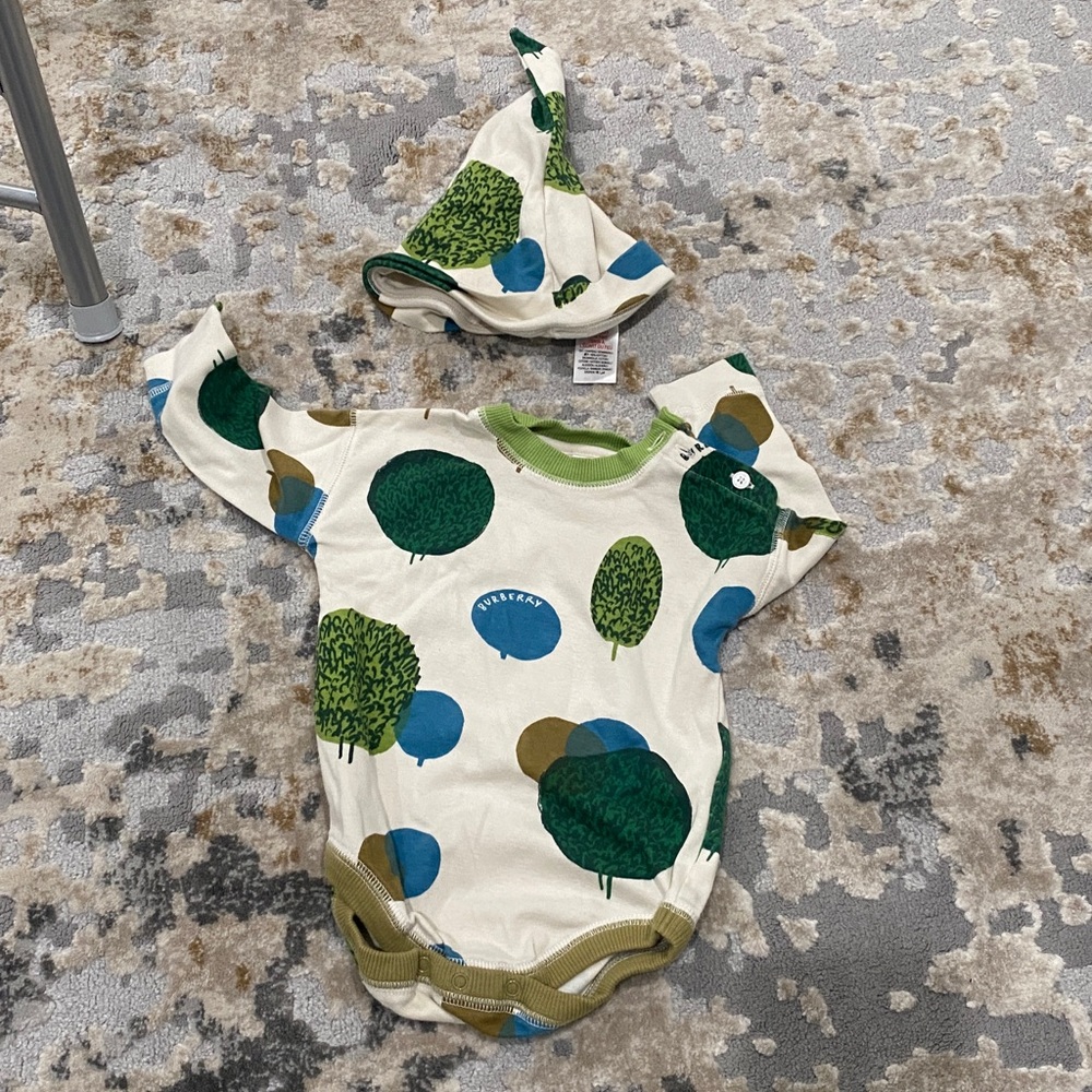 Burberry  Cream and Green Tree Print Bodysuit Burberry 9 months and hat combo